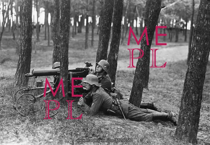 : Machine gun post during a maneuver of the Reichswehr, 19 : Machine gun post during a maneuver of the Reichswehr, 19