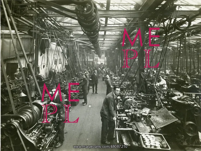 : One of the machine shops in the Napier factory in 1929 : One of the machine shops in the Napier factory in 1929