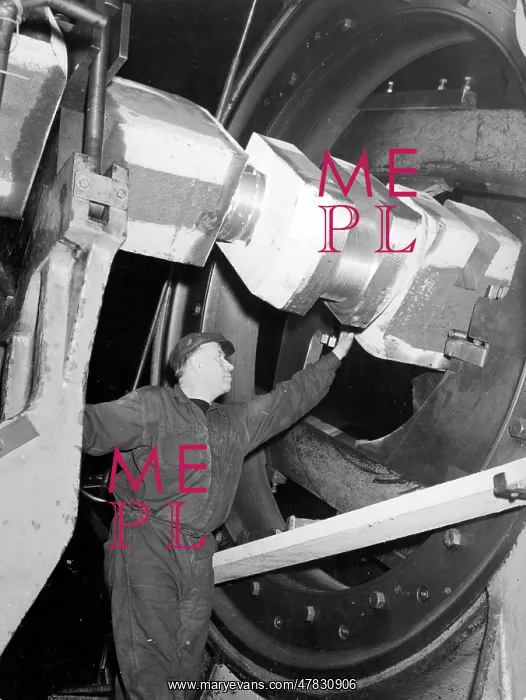 : Machining the crankshaft of a large diesel engine : Machining the crankshaft of a large diesel engine