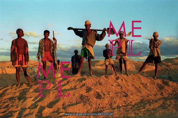 : Madagascar - Sapphire mining : Madagascar - Sapphire mining