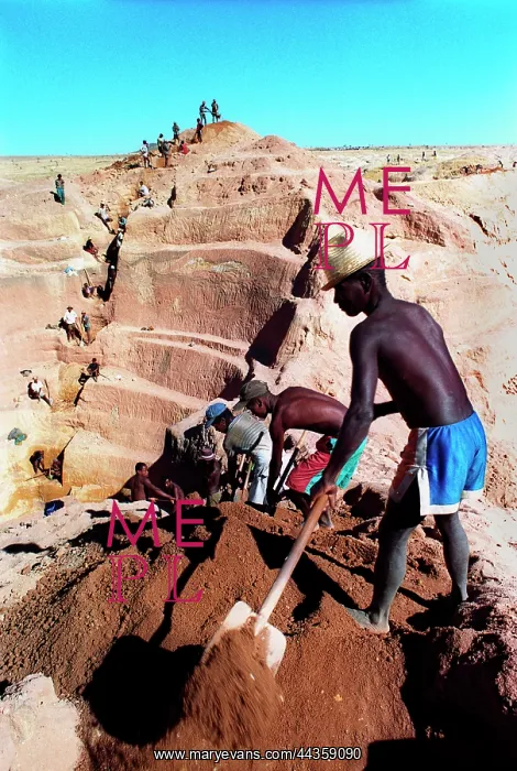 : Madagascar - Sapphire mining : Madagascar - Sapphire mining