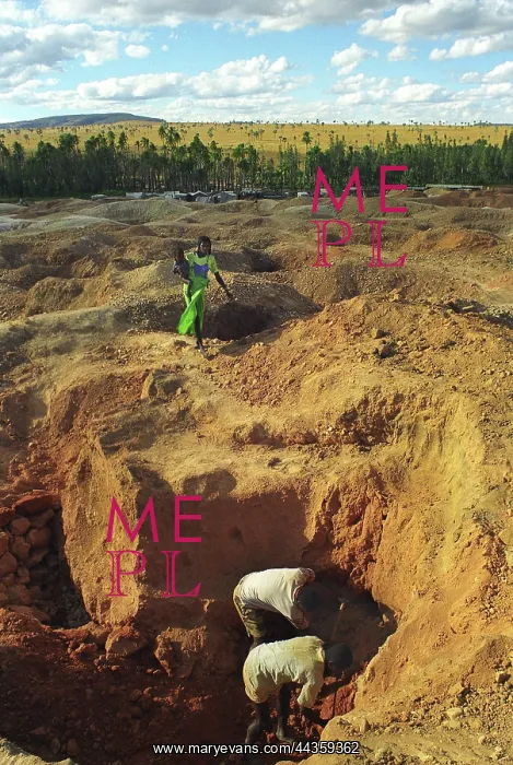 : Madagascar - Sapphire mining : Madagascar - Sapphire mining