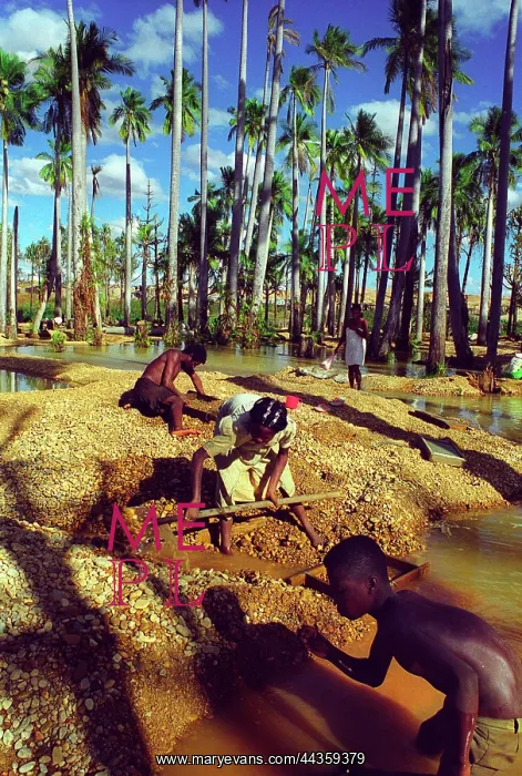 : Madagascar - Sapphire mining : Madagascar - Sapphire mining