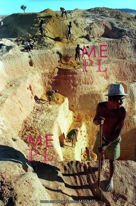 : Madagascar - Sapphire mining : Madagascar - Sapphire mining