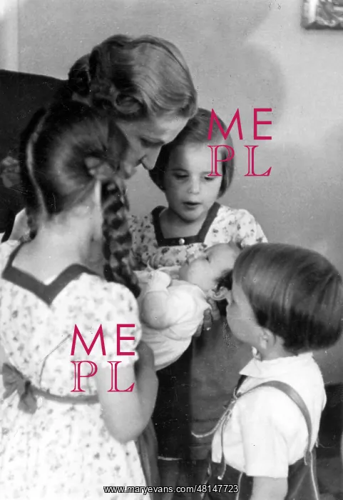  : Magda Goebbels with her children
