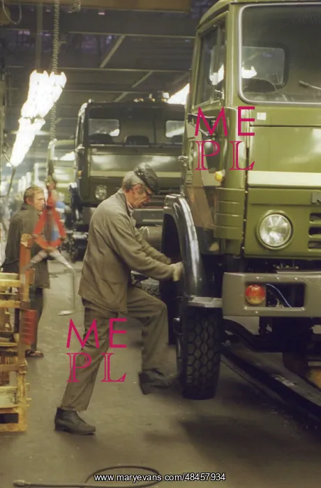 : Main engine assembly line at Kamaz factory, 1997 : Main engine assembly line at Kamaz factory, 1997