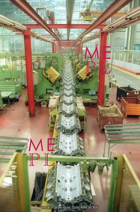 : Main engine assembly line at Kamaz factory idling, 1997 : Main engine assembly line at Kamaz factory idling, 1997