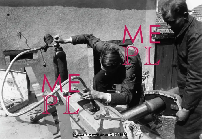 : Maintenance on a tank, 1942 : Maintenance on a tank, 1942
