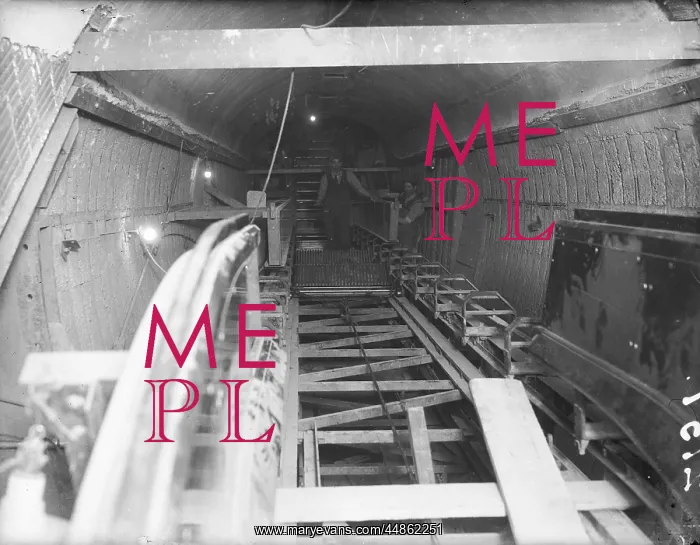 : MAKING ESCALATORS 1930S : MAKING ESCALATORS 1930S
