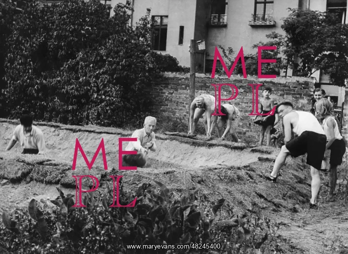 : Making of a fire-extinguishing pond, 1943 : Making of a fire-extinguishing pond, 1943