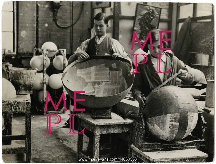 : MAKING GLOBES 1930S : MAKING GLOBES 1930S