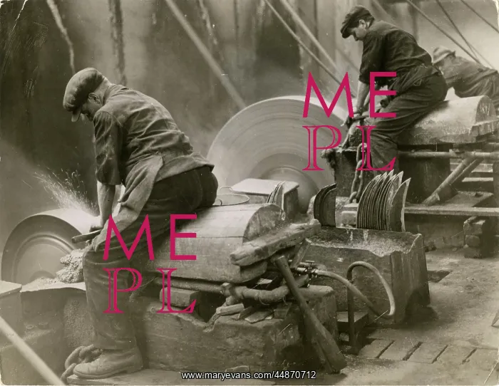 : MAKING SCYTHES / GRINDING : MAKING SCYTHES / GRINDING
