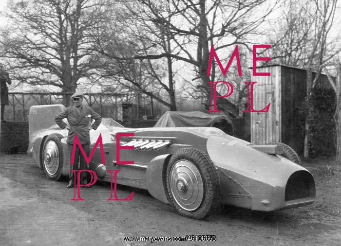 : Malcolm Campbell with his Bluebird car, 1933 : Malcolm Campbell with his Bluebird car, 1933