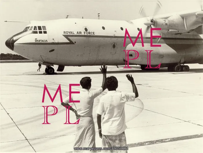 : Maldivians wave goodbye for the last time : Maldivians wave goodbye for the last time