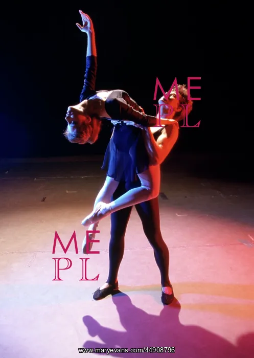 : Male Ballet Dancer Lifting Female Dancer : Male Ballet Dancer Lifting Female Dancer