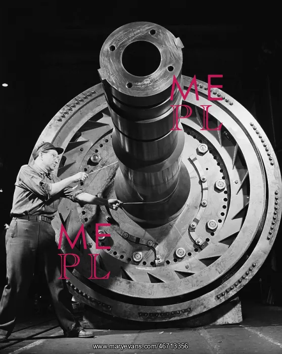  : Male worker with massive machinery