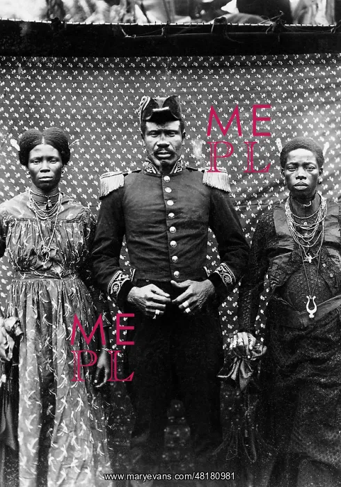 : Malimba chief with his wives, 1903 : Malimba chief with his wives, 1903