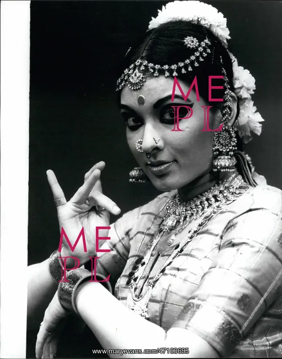 : Mallika Sarbhai, Indian dancer, rehearsing, Sadlers Wells : Mallika Sarbhai, Indian dancer, rehearsing, Sadlers Wells