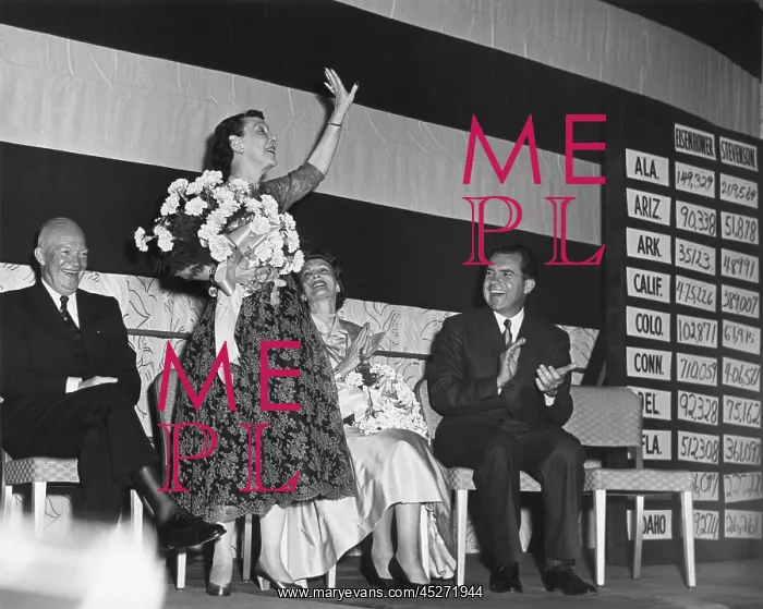 : Mamie Eisenhower waves to the Republican crowd : Mamie Eisenhower waves to the Republican crowd