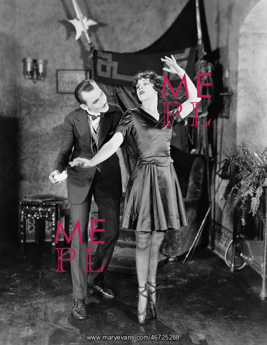  : Man with ballerina en pointe
