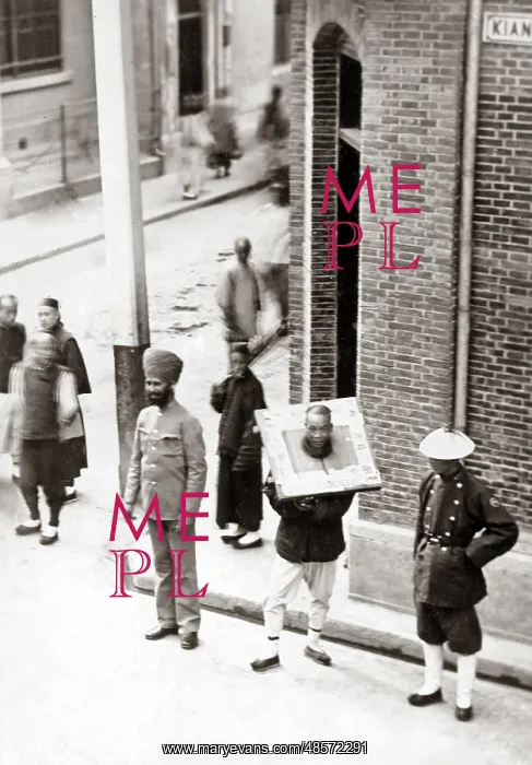  : Man in a cangue circa 1900, China