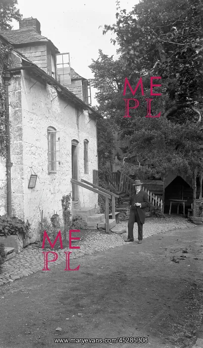 : Man at Erbistock Ferry in June 1908 : Man at Erbistock Ferry in June 1908