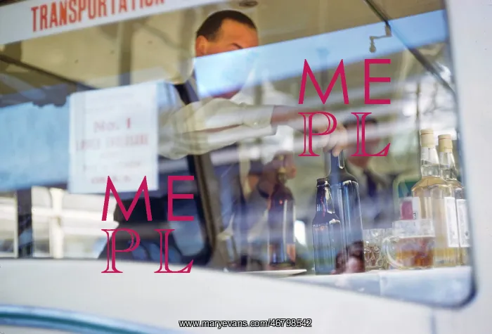 : man - occupations - bartender - Epsom Downs : man - occupations - bartender - Epsom Downs