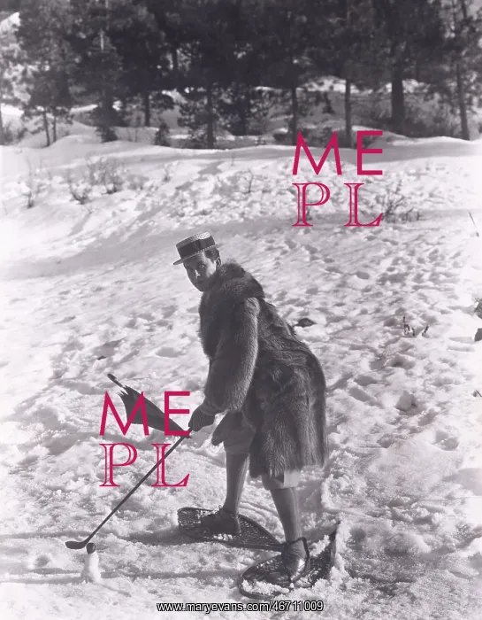: Man playing golf in the snow : Man playing golf in the snow