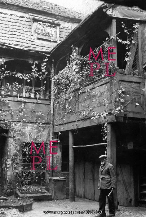 : Man in front of a poor house in the Petristrasse : Man in front of a poor house in the Petristrasse