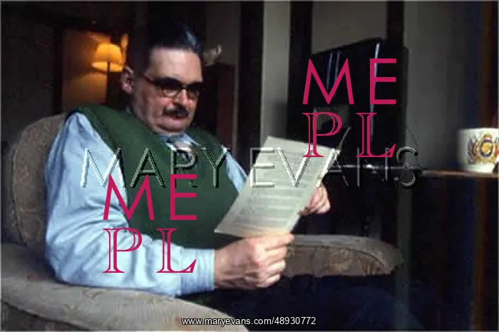 : MAN READING 1939 : MAN READING 1939