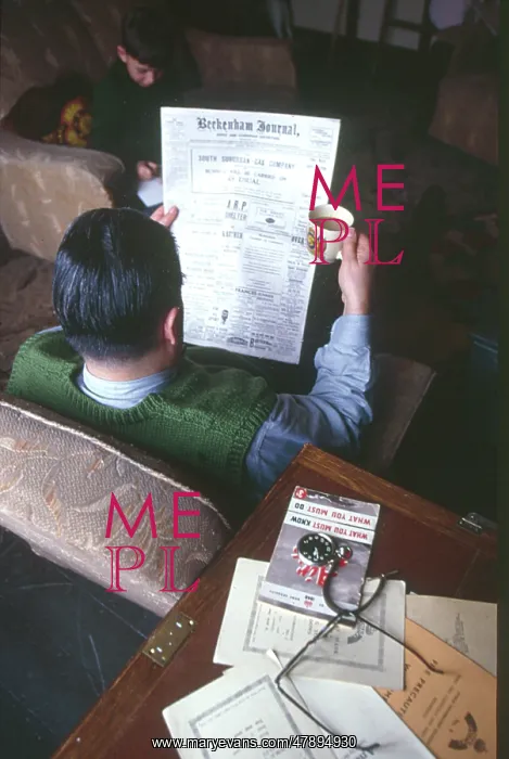 : MAN READING 1940S : MAN READING 1940S