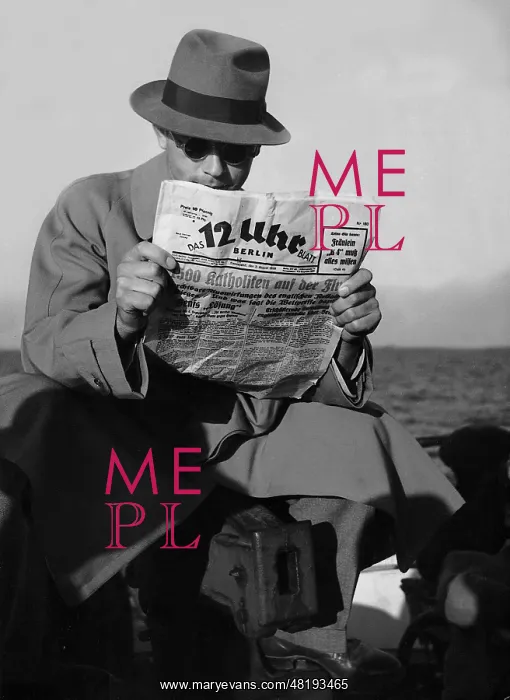  : Man reading the newspaper 12 Uhr Blatt