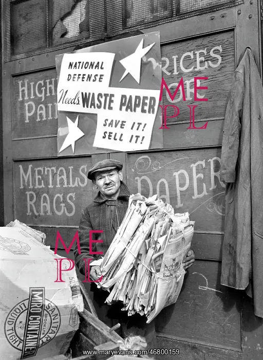 : Man - recycling - war effort - WW2 : Man - recycling - war effort - WW2