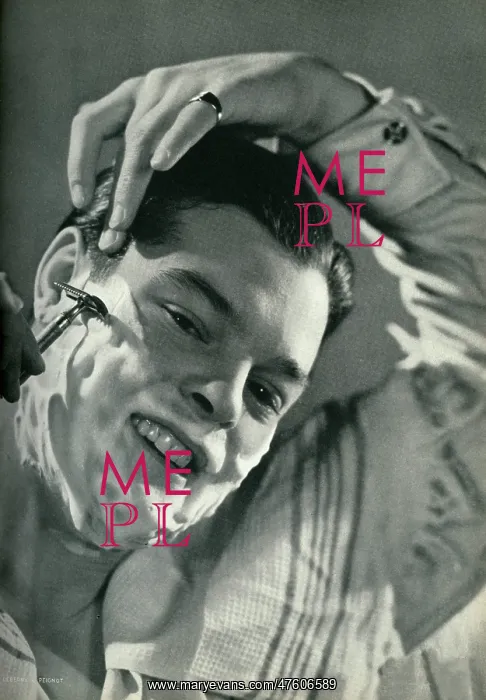  : Man shaving