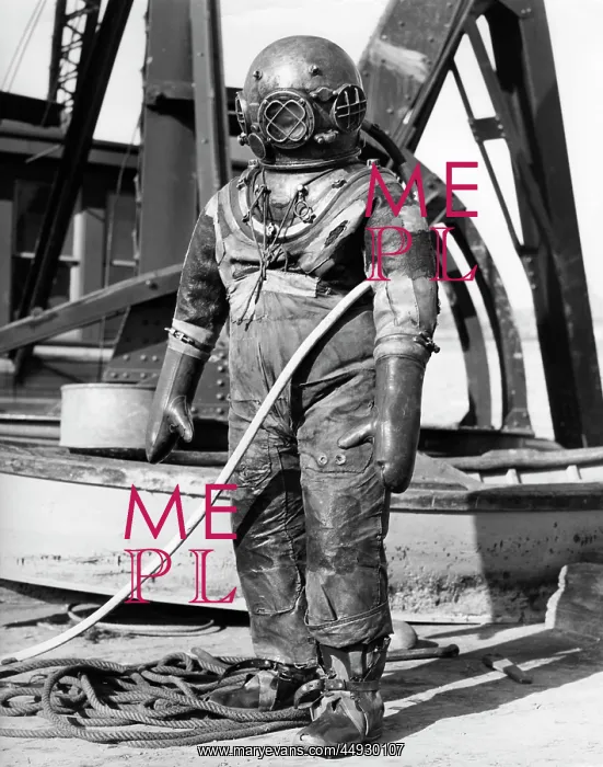 : Man in underwater diving suit : Man in underwater diving suit