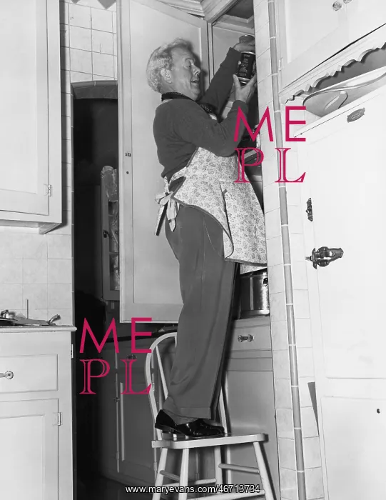 : Man wearing apron in kitchen : Man wearing apron in kitchen