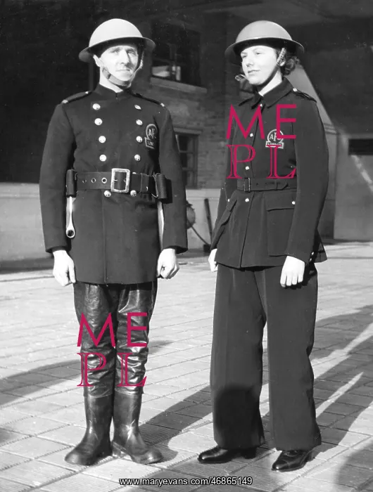 : Man and woman of the Auxiliary Fire Service, WW2 : Man and woman of the Auxiliary Fire Service, WW2