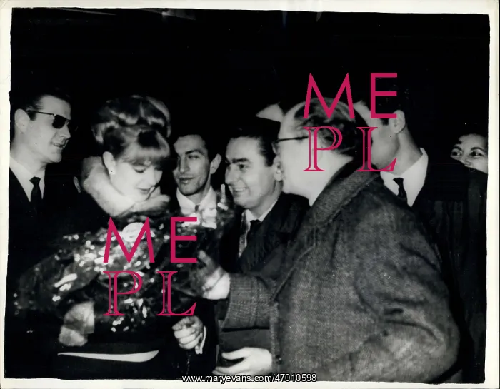 : Mandy Rice-Davies arrives in Turkey : Mandy Rice-Davies arrives in Turkey