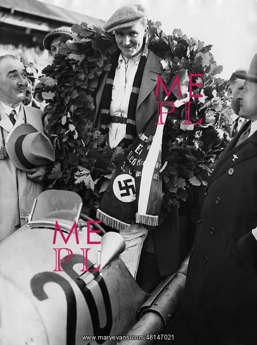 : Manfred von Brauchitsch with the wreath, 1934 : Manfred von Brauchitsch with the wreath, 1934