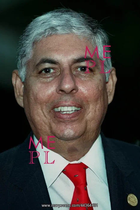  : Manuel Esquivel