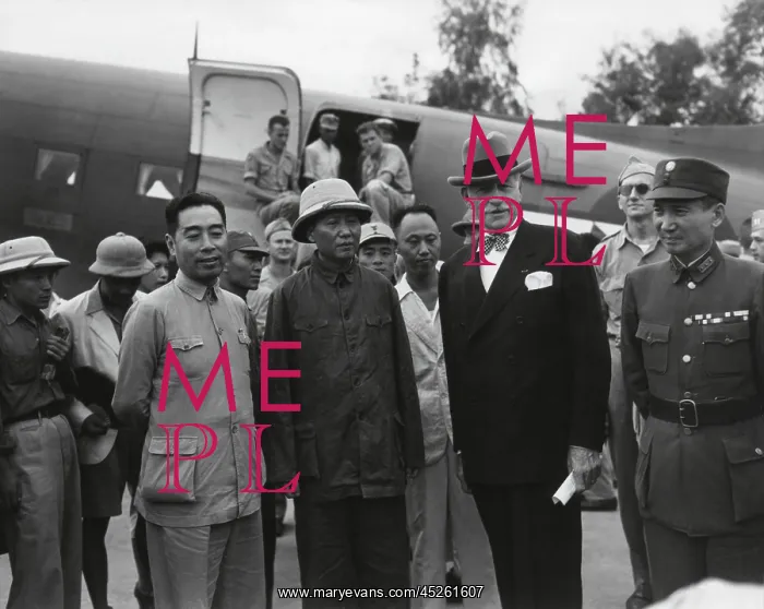: Mao Zedong and U.S. Ambassador Patrick Hurley : Mao Zedong and U.S. Ambassador Patrick Hurley