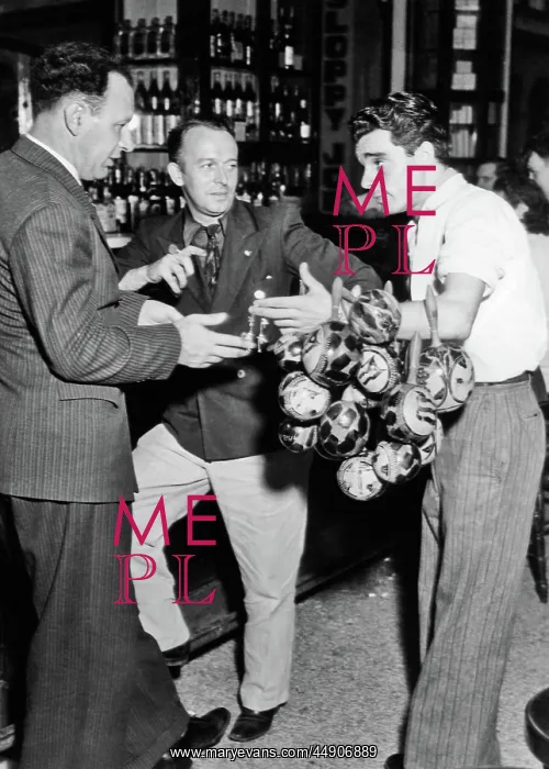 : Maracas Vendor Approaching to Two Men at the Bar at Slo : Maracas Vendor Approaching to Two Men at the Bar at Slo