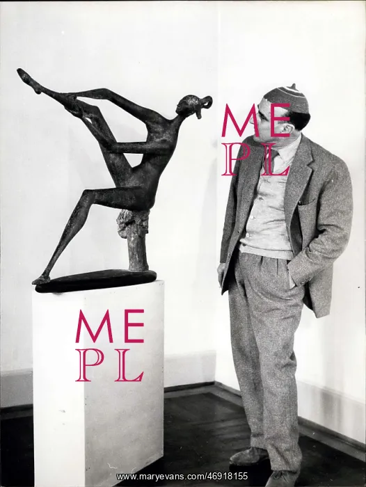 : Marcello Mascherini with sculpture, exhibition in Munich : Marcello Mascherini with sculpture, exhibition in Munich