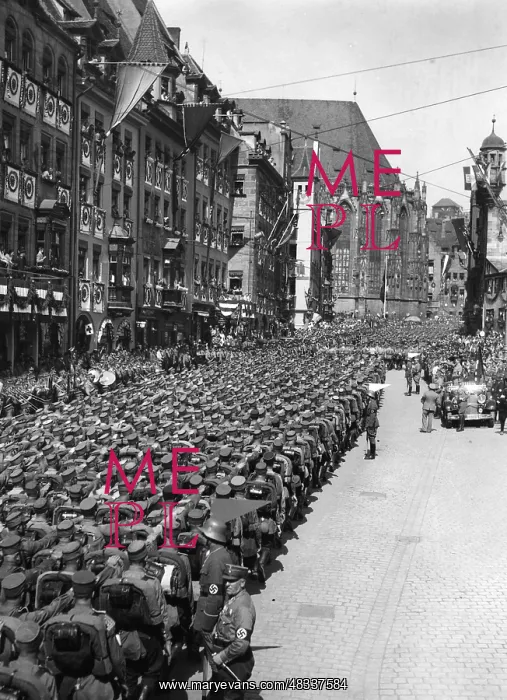: March of the SA past the Adolf-Hitler-Platz : March of the SA past the Adolf-Hitler-Platz