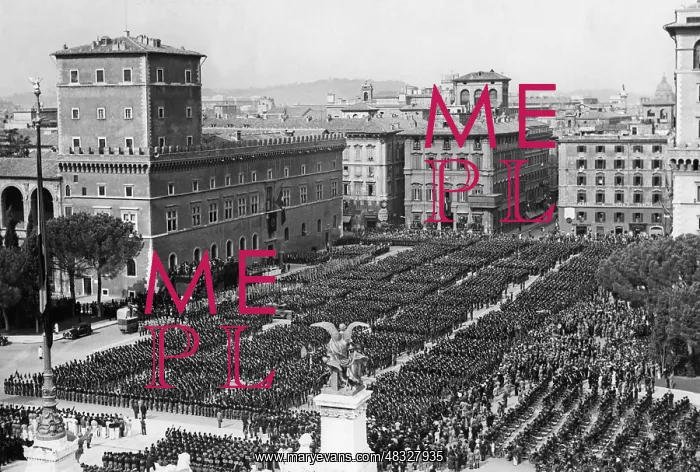 : Marching on the Piazza Venezia in Rome, 1935 : Marching on the Piazza Venezia in Rome, 1935