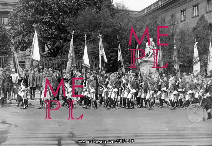 : Marching against the Treaty of Versailles before the Univers : Marching against the Treaty of Versailles before the Univers