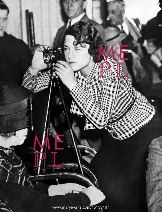 : Margaret Bourke-White photographing the ? : Margaret Bourke-White photographing the ?