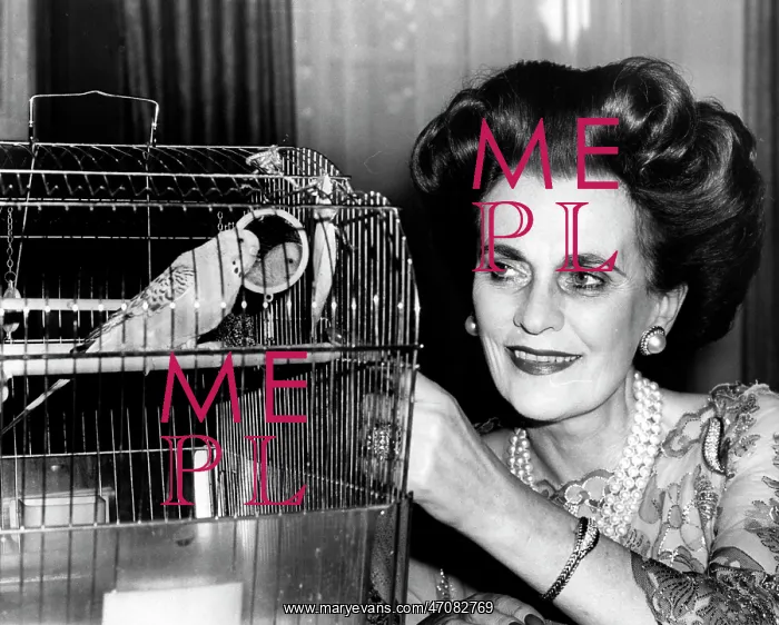 : Margaret, Duchess of Argyll, with budgerigar : Margaret, Duchess of Argyll, with budgerigar
