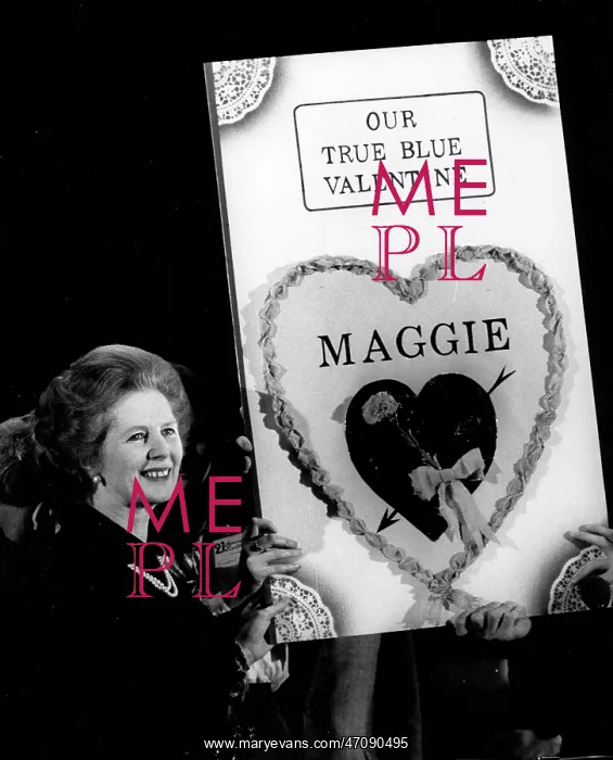 : Margaret Thatcher with card from Young Conservatives : Margaret Thatcher with card from Young Conservatives