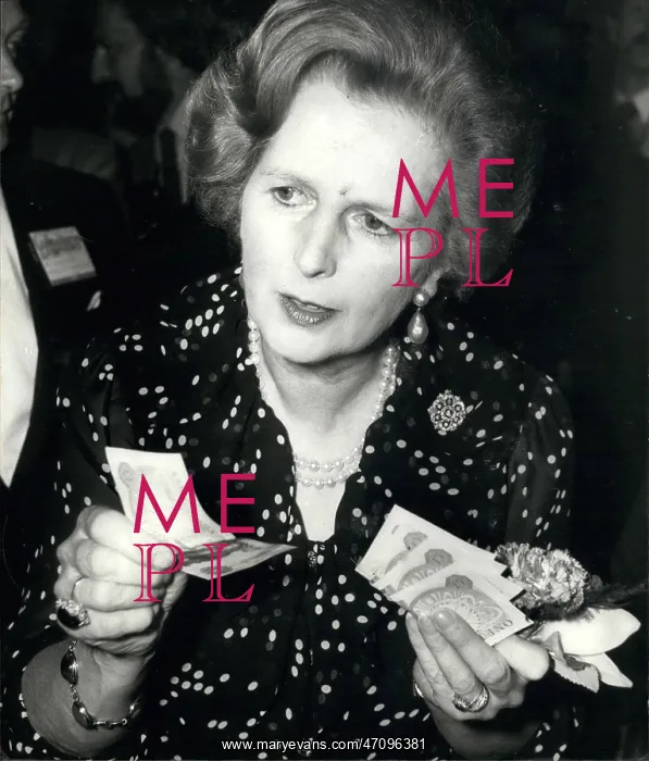 : Margaret Thatcher with one pound notes at conference : Margaret Thatcher with one pound notes at conference